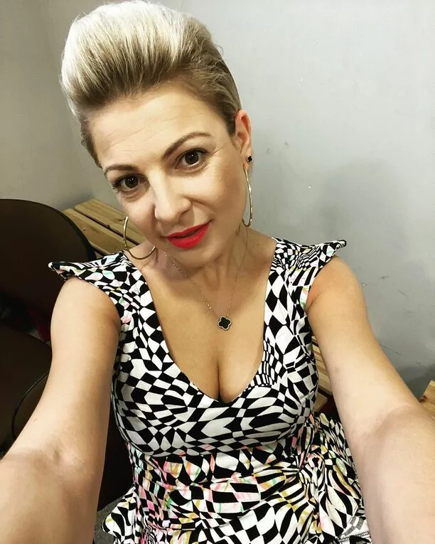 Królowa disco polo kusi obłędnym dekoltem! Magdalena Narożna (Piękni i Młodzi) wróciła na scenę!