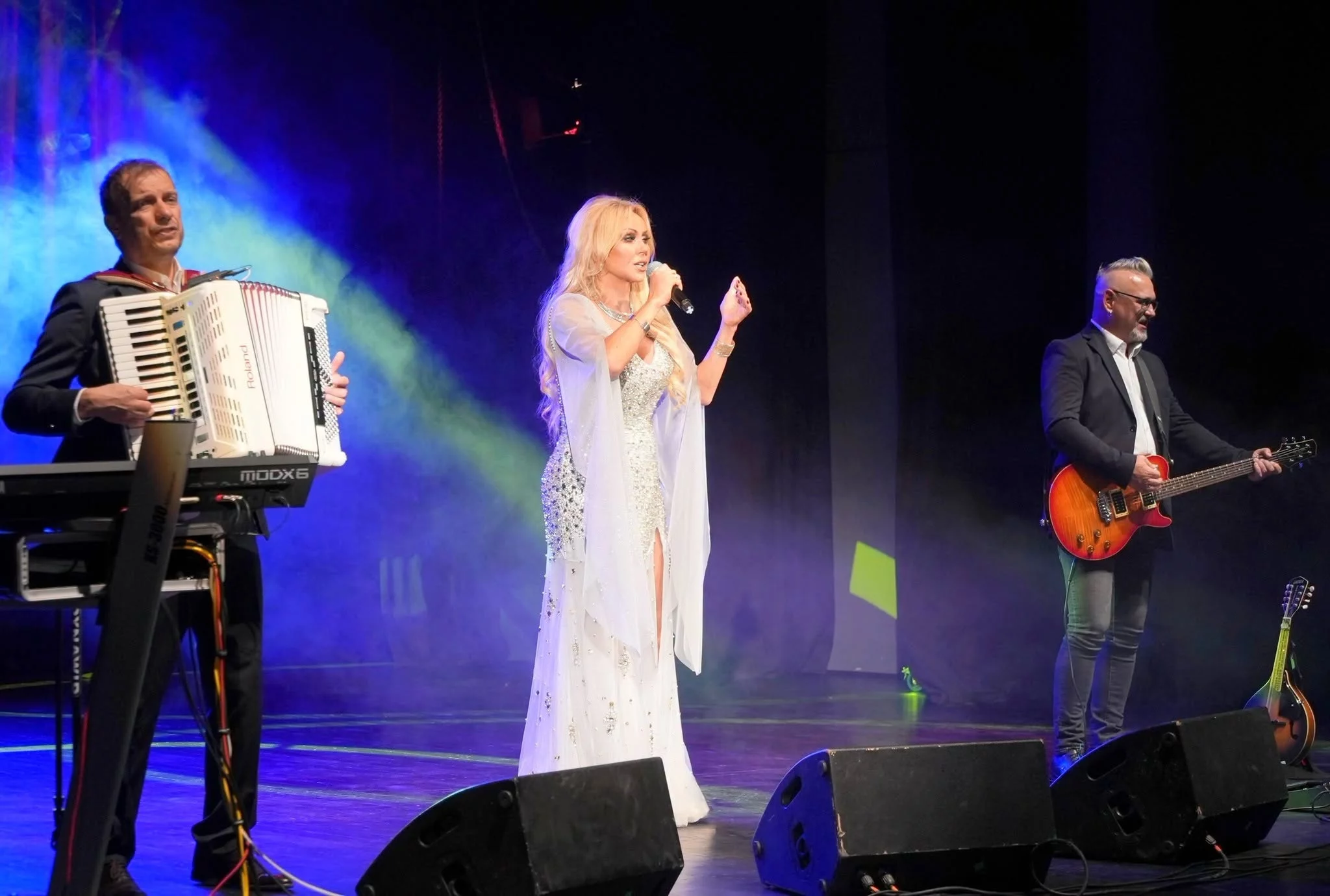 Teresa Werner koncert Kazimierza Wielka 2026: zdjęcia gwiazdy w białej sukni z kryształami