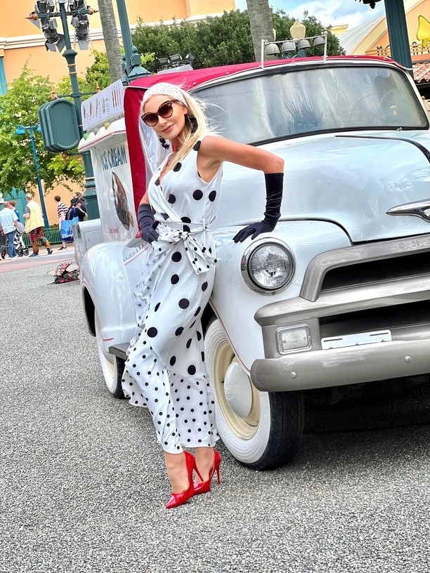 Elwira Mejk zdobywa Paryż! Zobacz, jak wygląda w czerwonych szpilach!