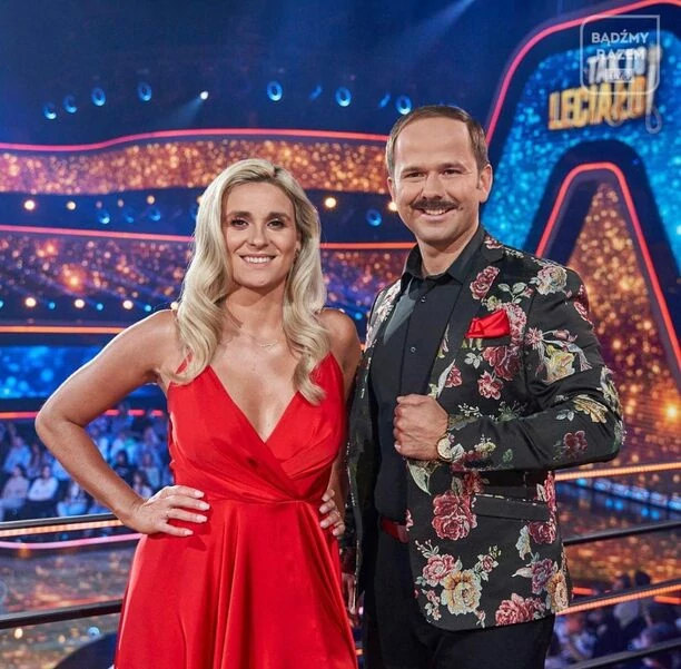 Co za ciało! Magdalena Kajra Kajrowicz kokietuje głębokim dekoltem! Żona Sławomira wie, jak zachwycić! 