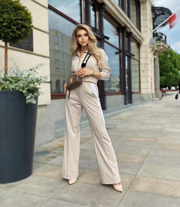 Wygląda obłędnie! Śliczna gwiazdeczka disco polo pozuje w marynarce z dużym dekoltem!