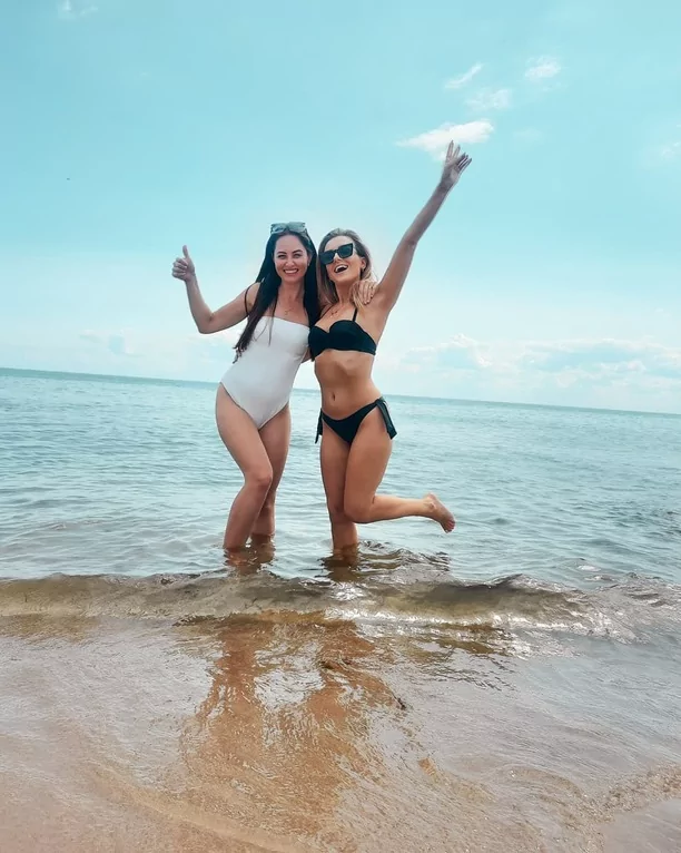 Cudowna gwiazdeczka disco polo czaruje zgrabnym ciałem w skąpym bikini na plaży! Wygląda obłędnie! 
