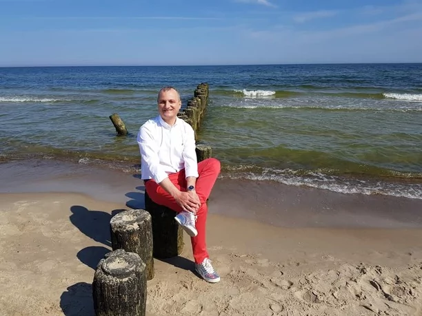 Wyjątkowy jubileusz uwielbianego gwiazdora disco polo! Pora otwierać szampana! Jest niespodzianka! 