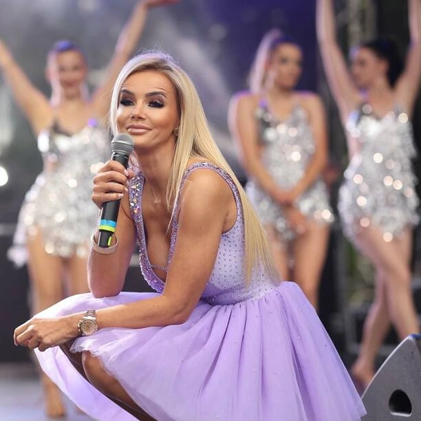 Mega głęboki dekolt gwiazdy disco polo na scenie! Zobaczcie jak ubrała się na scenę Monika Chwajoł