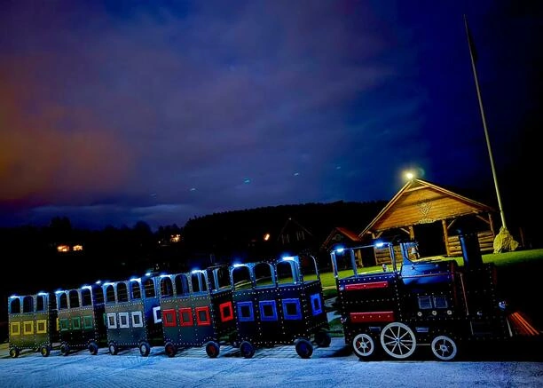 Tak wygląda inwestycja Kordiana na ranczu. Kolejkę dla gości zbudował sam! | FOTO
