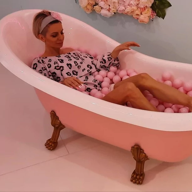 Piękna wokalistka disco polo w skąpym ubraniu! Uwagę zwraca jej wymodelowany brzuch! 