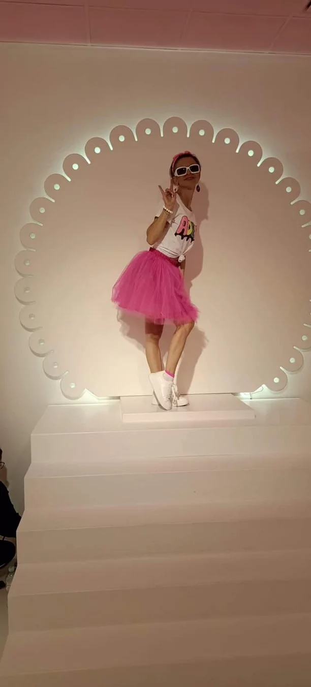 Piękna wokalistka disco polo w skąpym ubraniu! Uwagę zwraca jej wymodelowany brzuch! 