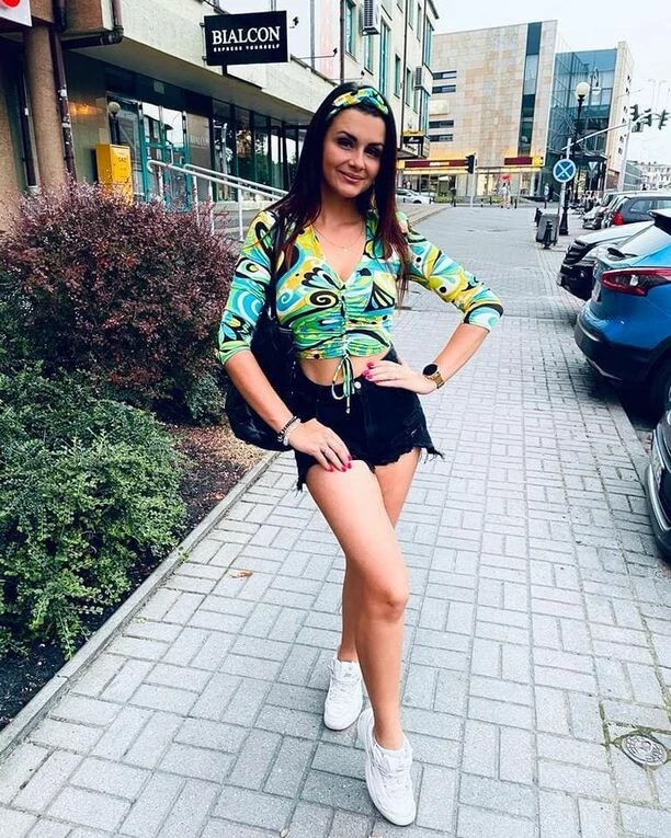 Rozbrajająco piękna wokalistka disco polo kusi ponętnymi, długimi nogami! Fani komentują ”ładne nóżki”