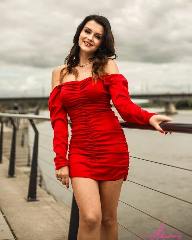 Rozbrajająco piękna wokalistka disco polo kusi ponętnymi, długimi nogami! Fani komentują ”ładne nóżki”