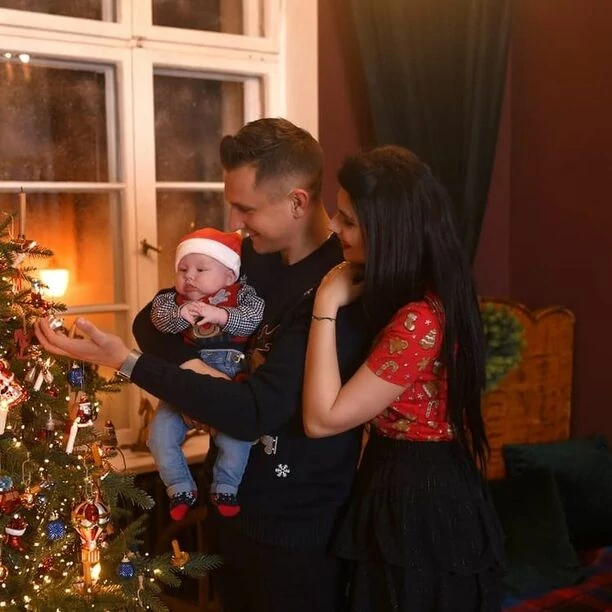 Rodzinne święta znanego gwiazdora disco polo! Artysta pokazał wzruszające zdjęcie z synem na rękach! Fani zachwyceni!  