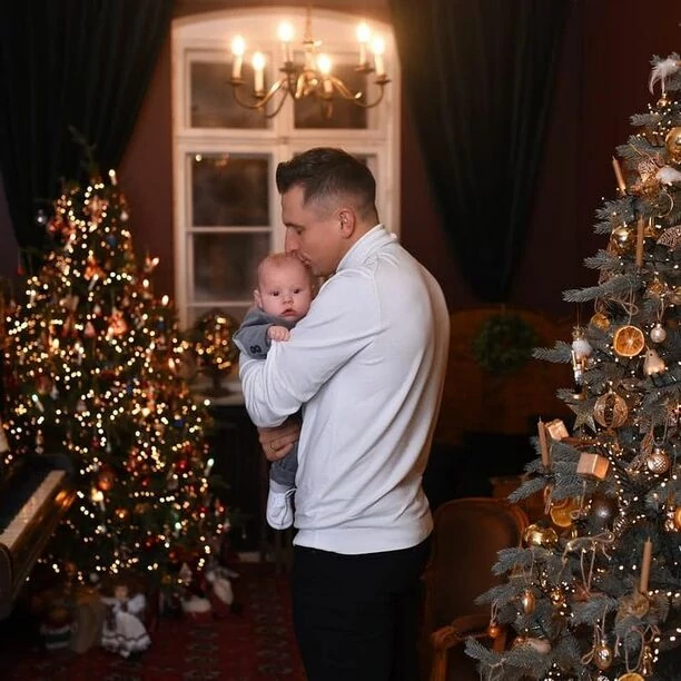 Rodzinne święta znanego gwiazdora disco polo! Artysta pokazał wzruszające zdjęcie z synem na rękach! Fani zachwyceni!  