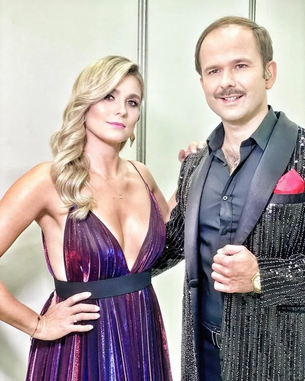 Żona Sławomira skradła całe show?! Przepiękna Magdalena Kajrowicz zachwyca dekoltem do pasa! Fani pod wrażeniem! 