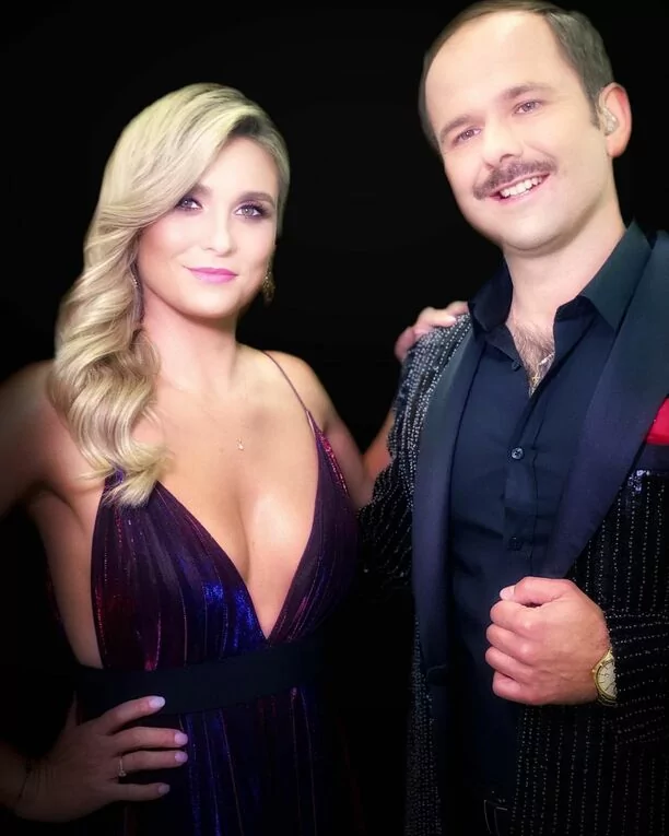 Żona Sławomira skradła całe show?! Przepiękna Magdalena Kajrowicz zachwyca dekoltem do pasa! Fani pod wrażeniem! 