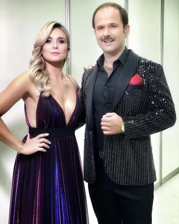 Żona Sławomira skradła całe show?! Przepiękna Magdalena Kajrowicz zachwyca dekoltem do pasa! Fani pod wrażeniem! 