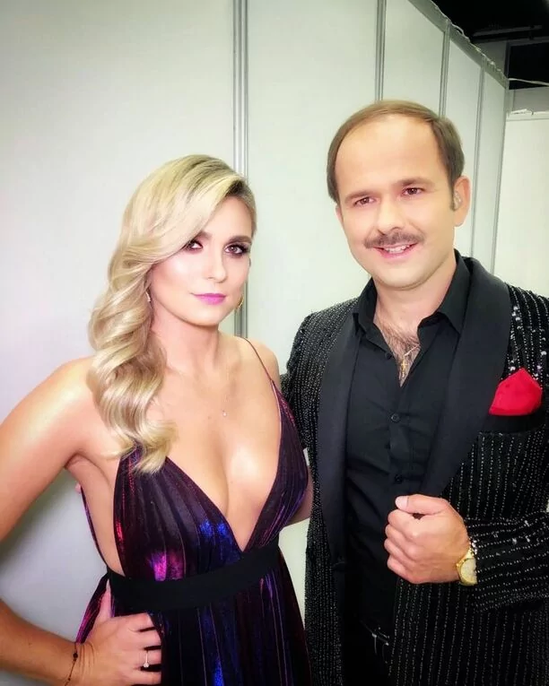 Żona Sławomira skradła całe show?! Przepiękna Magdalena Kajrowicz zachwyca dekoltem do pasa! Fani pod wrażeniem! 