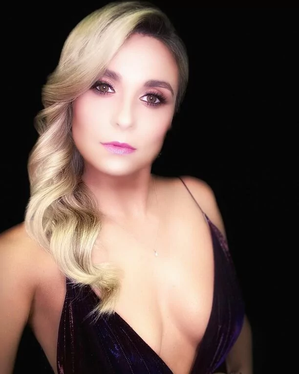 Żona Sławomira skradła całe show?! Przepiękna Magdalena Kajrowicz zachwyca dekoltem do pasa! Fani pod wrażeniem! 