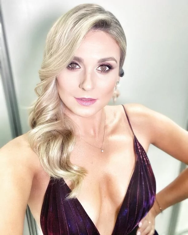 Żona Sławomira skradła całe show?! Przepiękna Magdalena Kajrowicz zachwyca dekoltem do pasa! Fani pod wrażeniem! 