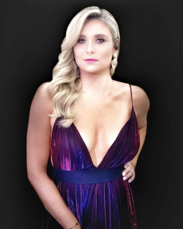 Żona Sławomira skradła całe show?! Przepiękna Magdalena Kajrowicz zachwyca dekoltem do pasa! Fani pod wrażeniem! 