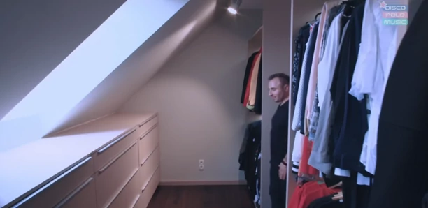 Tak mieszka Paweł Dudek - Czadoman! Dom popularnego gwiazdora zapiera dech w piersiach! Artysta ma własną galaktykę!
