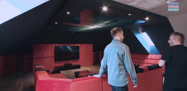 Tak mieszka Paweł Dudek - Czadoman! Dom popularnego gwiazdora zapiera dech w piersiach! Artysta ma własną galaktykę!
