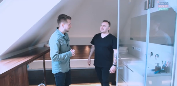 Tak mieszka Paweł Dudek - Czadoman! Dom popularnego gwiazdora zapiera dech w piersiach! Artysta ma własną galaktykę!
