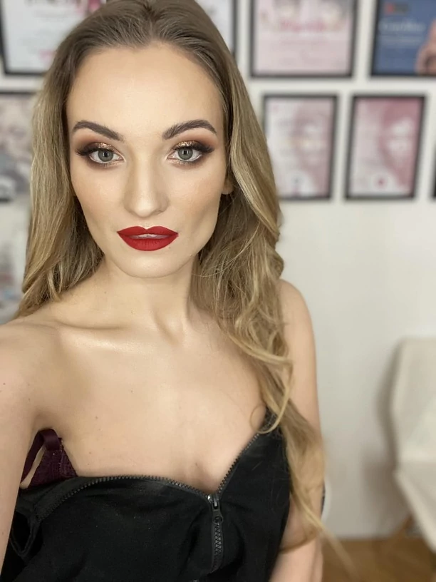 Krok od wpadki, artystka pokazała za dużo?! Mega głęboki dekolt wokalistki disco polo!