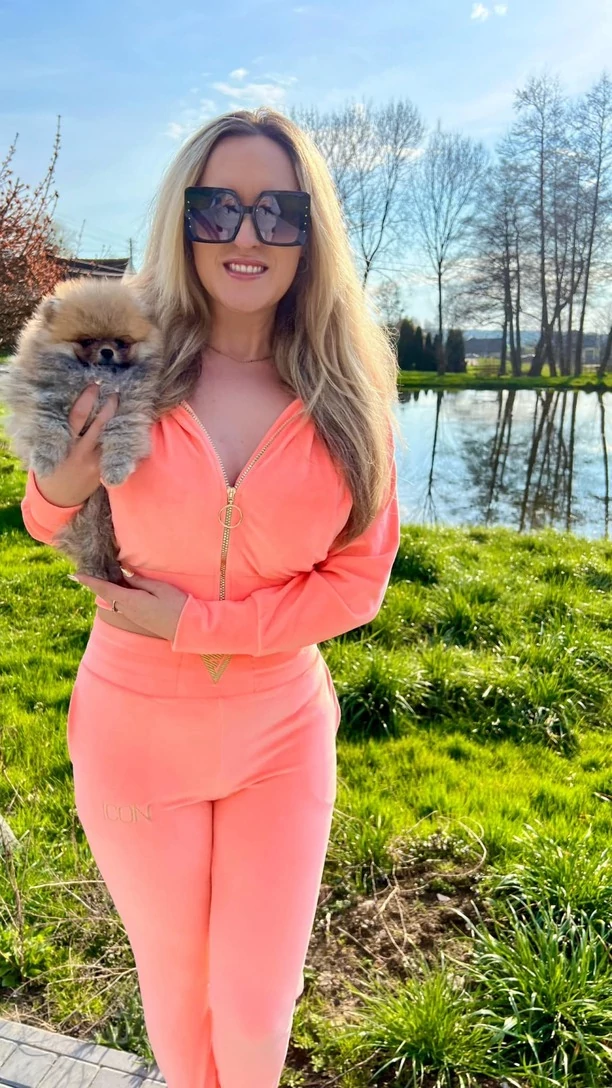 Brzoskwiniowy seksowny dresik gwiazdy disco polo! To hit sezonu?