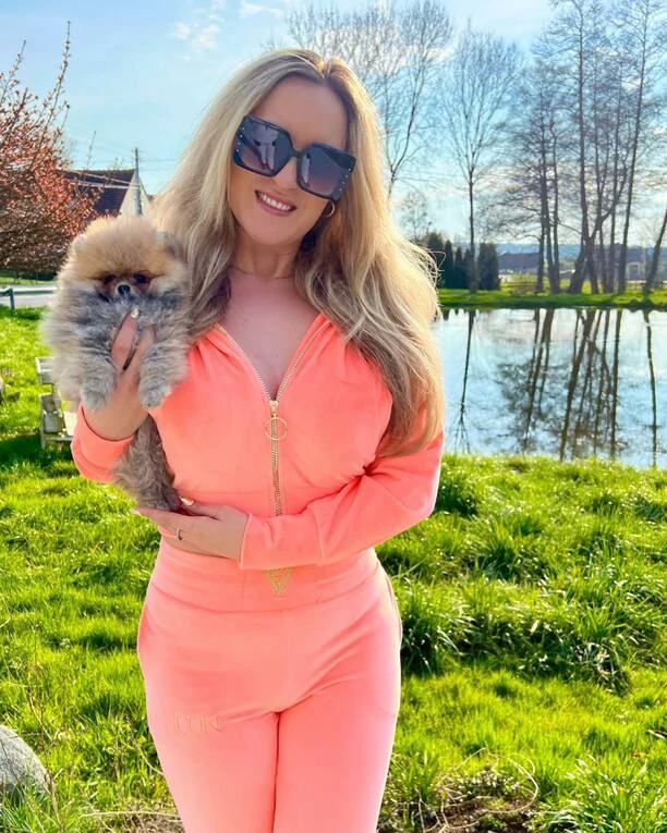 Brzoskwiniowy seksowny dresik gwiazdy disco polo! To hit sezonu?