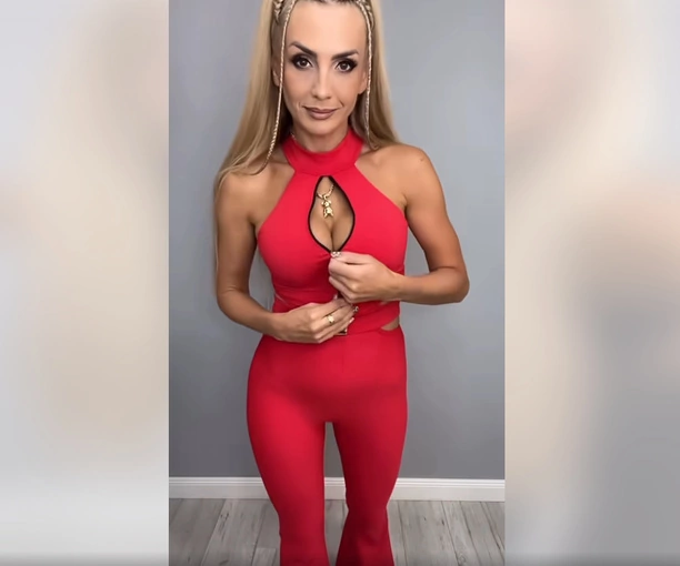 To królowa piękna! Joanna Narożna w zachwycającym kombinezonie z dekoltem! 