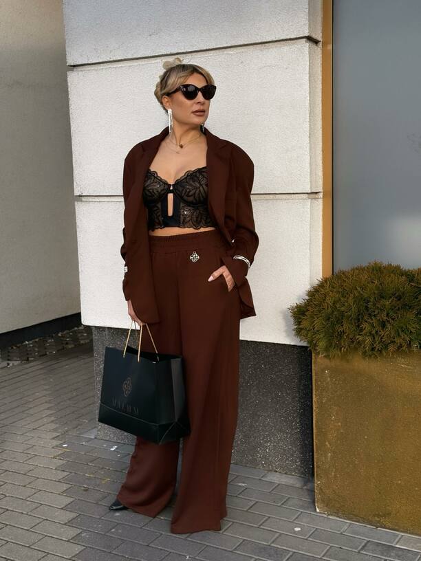 Plik Magda-Narozna-pokazala-sie-w-garniturze-i-bieliznie-2.jpg