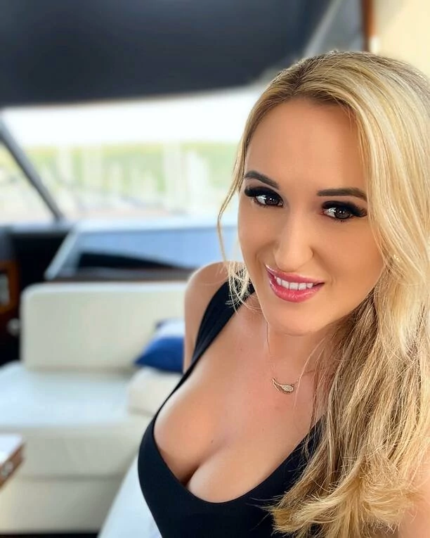 GORĄCE ZDJĘCIA! Uwielbiana wokalistka disco polo kokietuje w słonecznej Chorwacji! Gwiazda spełnia się tam zawodowo! 