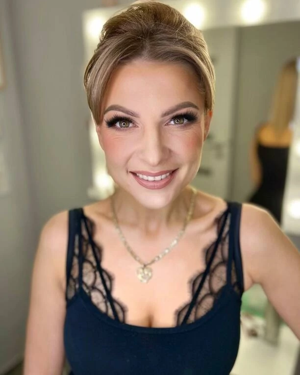 Magda Narożna w nowej odsłonie! Zobacz, jak wokalistka zespołu Piękni i Młodzi zaskakuje swoim makijażem i urodą na najnowszych zdjęciach!