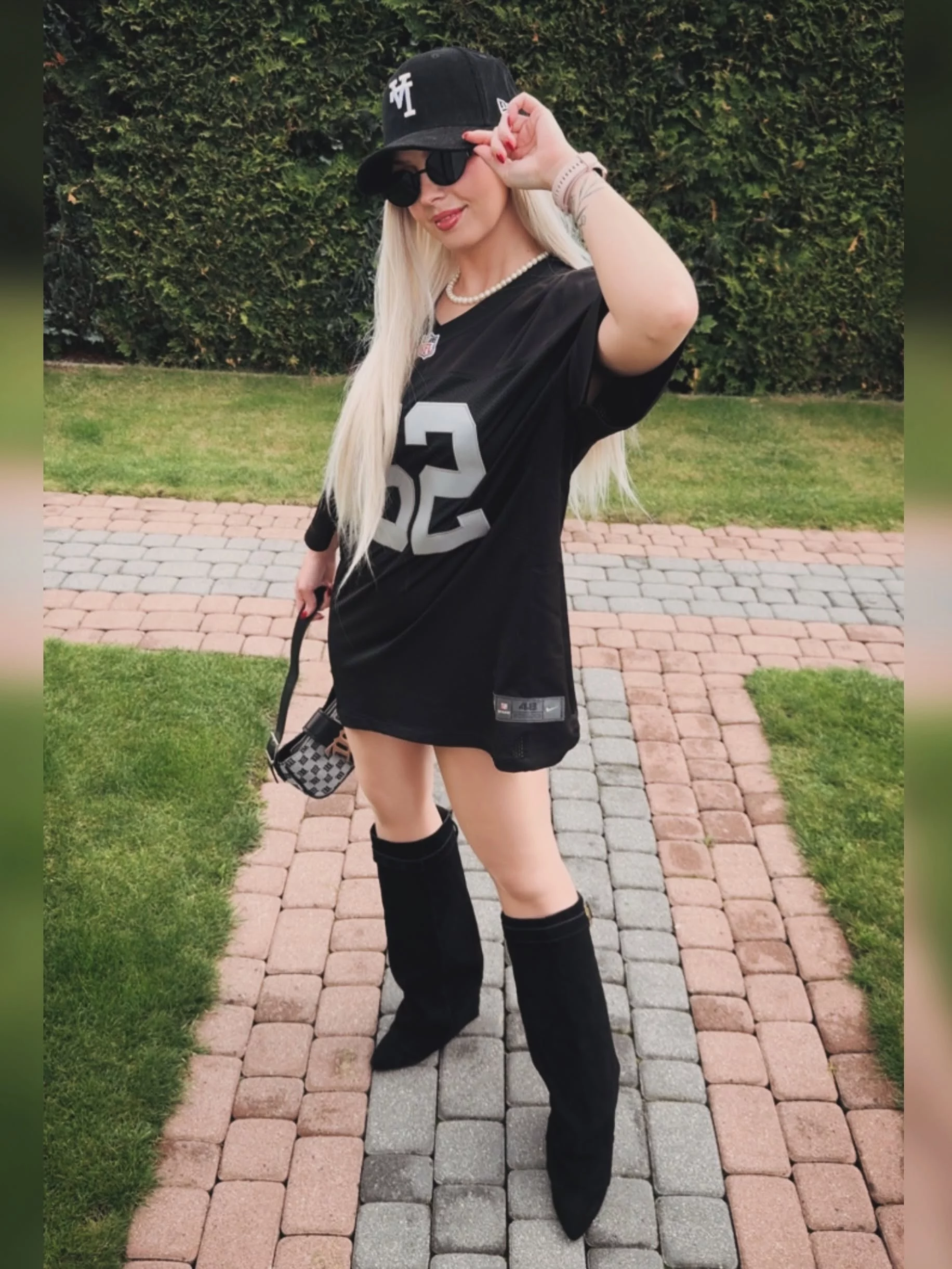 Wokalistka duetu XOXO Natalia Siemieniecka w nowej stylizacji. Koszulka NFL, perły i czarne kozaki