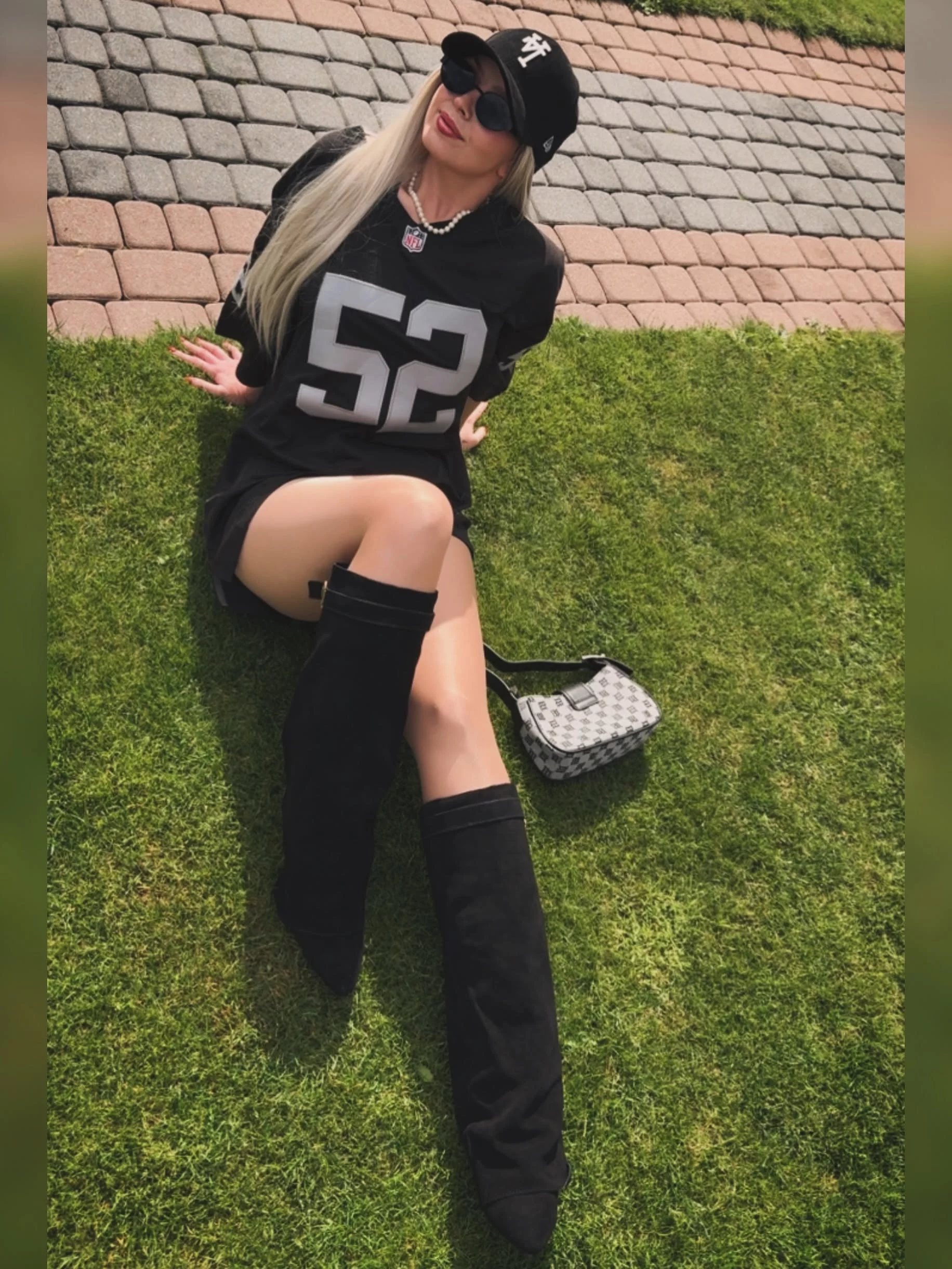 Wokalistka duetu XOXO Natalia Siemieniecka w nowej stylizacji. Koszulka NFL, perły i czarne kozaki