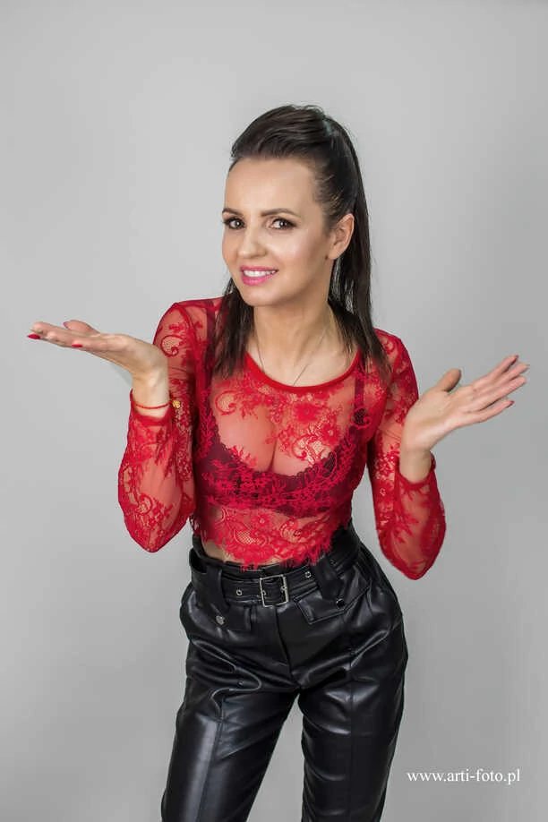 Bluzka z siatki niewiele zasłania! Prześliczna gwiazda disco polo rozgrzała atmosferę! Fani pod wrażeniem stylizacji!