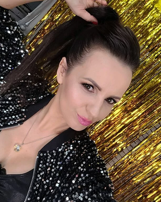 Bluzka z siatki niewiele zasłania! Prześliczna gwiazda disco polo rozgrzała atmosferę! Fani pod wrażeniem stylizacji!