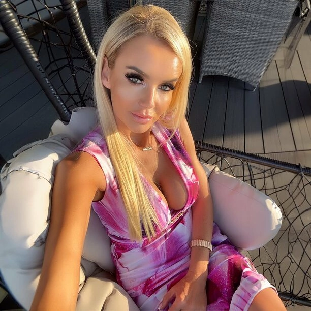 Niesamowite zdjęcia Moniki Chwajoł z głębokim dekoltem - Fanom opadły szczęki