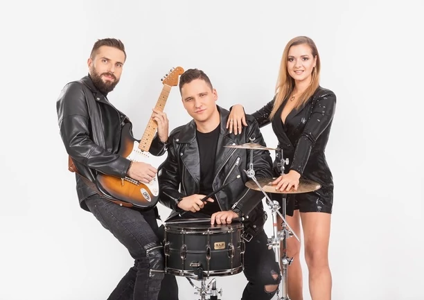 Wokalistka disco polo odważnie odsłoniła dekolt! Barbara Pędrak z formacji Lili oczarowała tym internautów!
