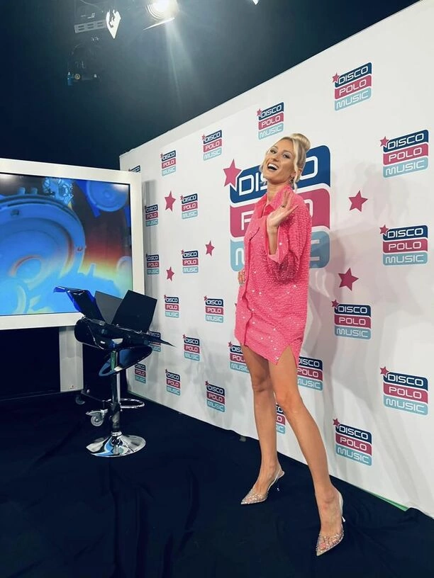 Nie uwierzysz, jak wokalistka disco polo zaskoczyła swoją stylizacją w telewizji!