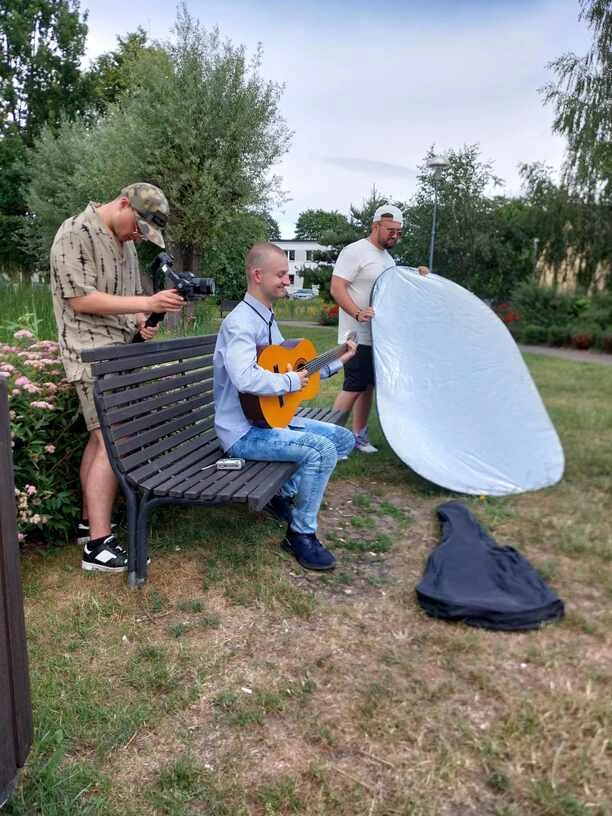 DisKoliber podbije tym rynek disco polo?! Zespół postawił na innowacyjne brzmienie i wyjątkową ekipę. Pomaga mu znany artysta! 