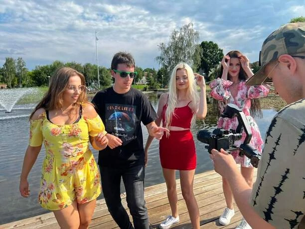 DisKoliber podbije tym rynek disco polo?! Zespół postawił na innowacyjne brzmienie i wyjątkową ekipę. Pomaga mu znany artysta! 