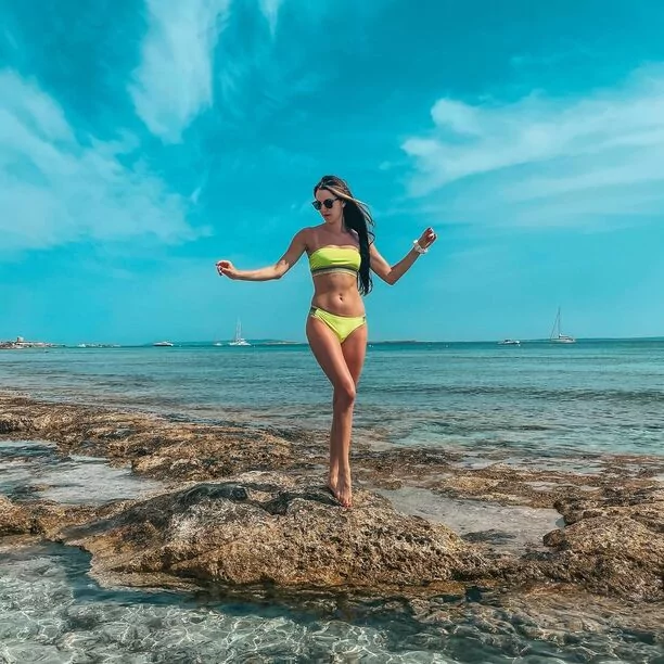 Gorące zdjęcia podbijają internet! Uwielbiana wokalistka disco polo Angelika z TOP GIRLS bawi się na Ibizie!