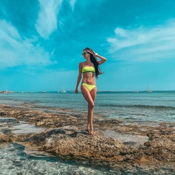 Gorące zdjęcia podbijają internet! Uwielbiana wokalistka disco polo Angelika z TOP GIRLS bawi się na Ibizie!