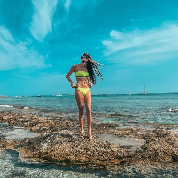 Gorące zdjęcia podbijają internet! Uwielbiana wokalistka disco polo Angelika z TOP GIRLS bawi się na Ibizie!