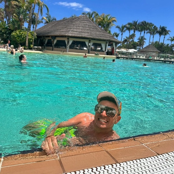 Zdjęcie bez Koszulki Loverboya z Basenu na Kanarach Podbija Internet