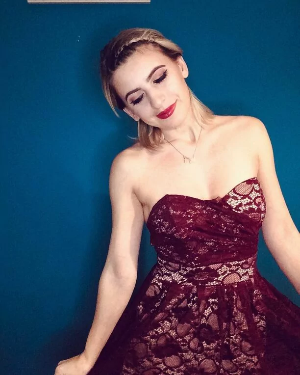 Śliczna wokalistka disco polo czaruje zgrabnymi nogami na koncercie! Fanom opadły szczęki! Wygląda BOSKO!