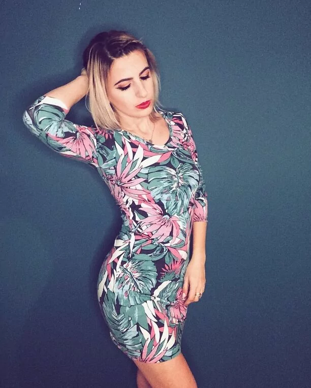 Śliczna wokalistka disco polo czaruje zgrabnymi nogami na koncercie! Fanom opadły szczęki! Wygląda BOSKO!