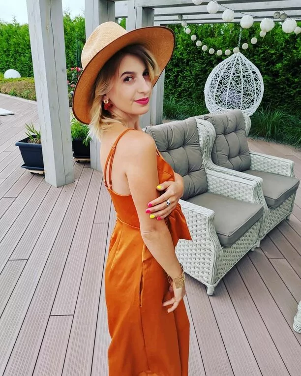 Śliczna wokalistka disco polo czaruje zgrabnymi nogami na koncercie! Fanom opadły szczęki! Wygląda BOSKO!