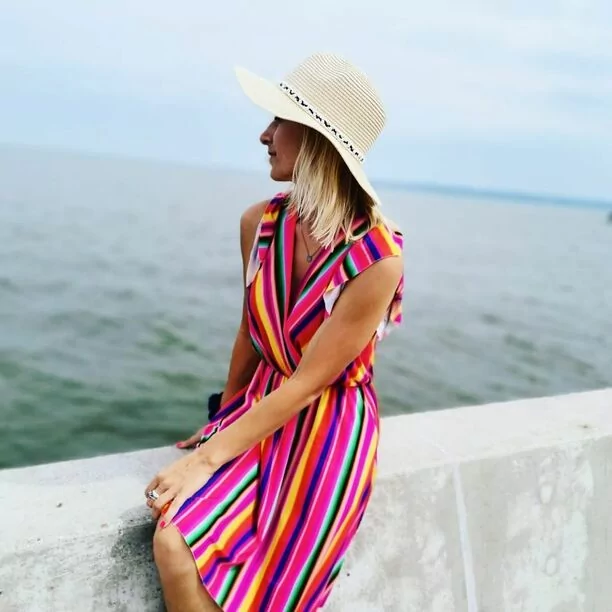 Śliczna wokalistka disco polo czaruje zgrabnymi nogami na koncercie! Fanom opadły szczęki! Wygląda BOSKO!