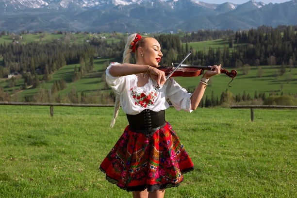 Przepiękna tancerka Aleksandra Żłobecka z 17-letnim doświadczeniem w klipie disco polo! Zobaczcie zdjęcia! 